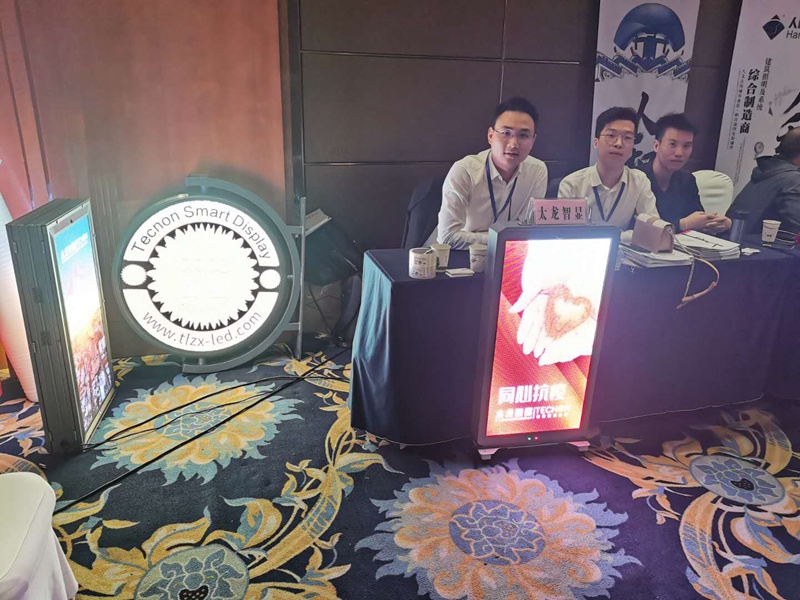 智慧路燈智慧顯示終端LED燈桿屏01.jpg 智慧路燈智慧顯示終端LED燈桿屏01.jpg